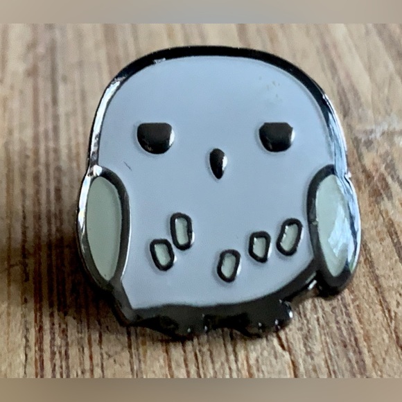 Officially Licensed Enameled Metal Chibi Hedwig HARRY POTTER Owl Badge Pin - Picture 4 of 11